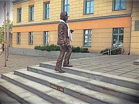 Pomnik Jonasza Kofty na schodach Collegium Maius Uniwersytetu Opolskiego - fot. Piotr Kofta