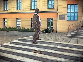 Pomnik Jonasza Kofty na schodach Collegium Maius Uniwersytetu Opolskiego - fot. Piotr Kofta